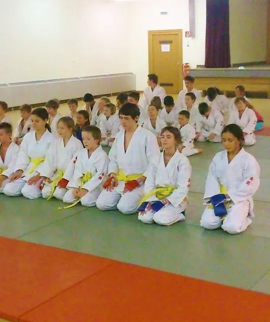 Das Training beginnt mit dem traditionellen Antreten …