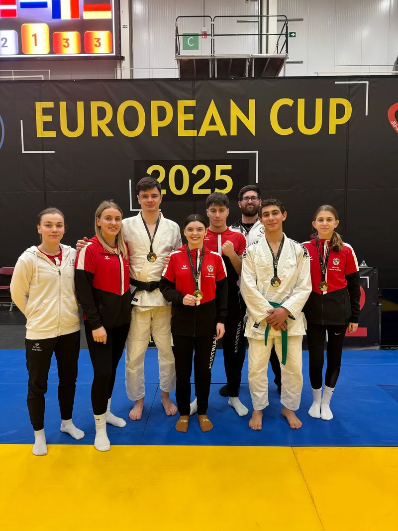 Albert Navasardyan auf dem Podest beim Europa Cup