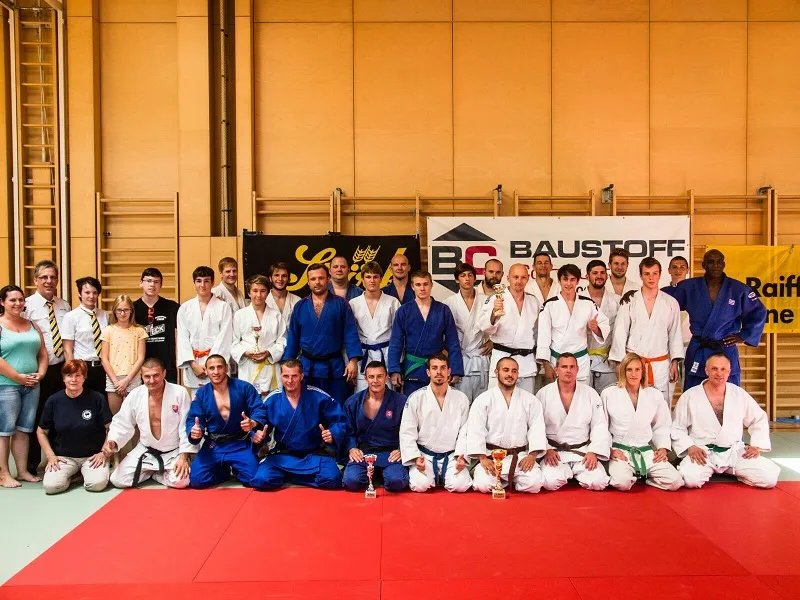 Großes Gruppenfoto beim Turnier