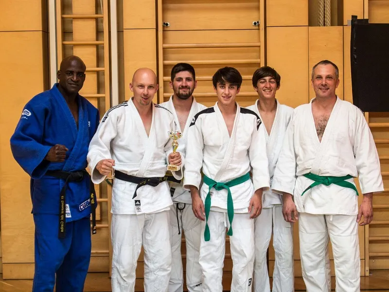 Trainer des JJSK mit Pokal