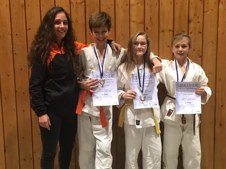 Sportlerinnen und Sportler mit Medaillen