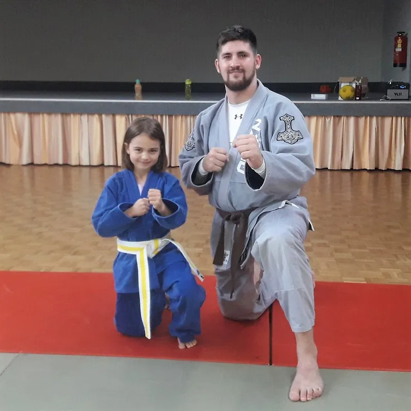 Junger Sportler mit Medaille