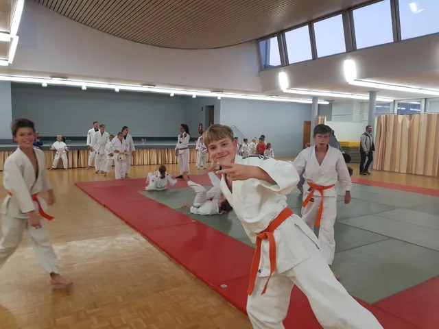 Junge Sportlerinnen und Sportler in Kampfstellung