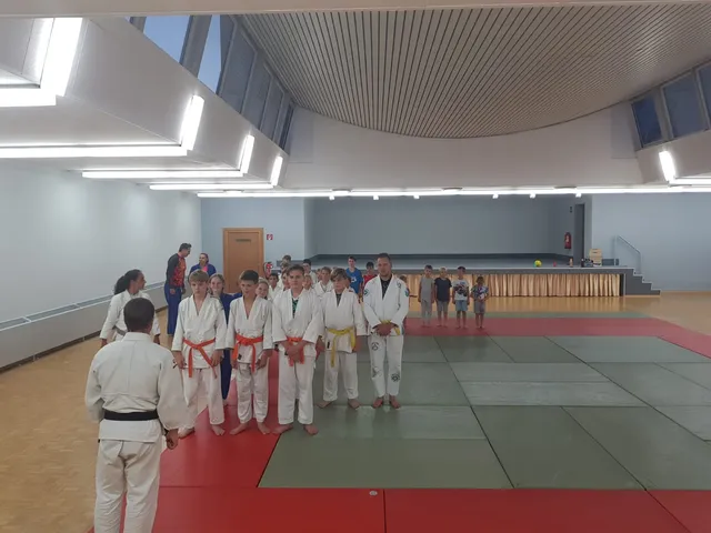 Antreten der Gruppe zu Beginn des Trainings