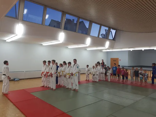 Kinder und Jugendliche beim gemeinsamen Training