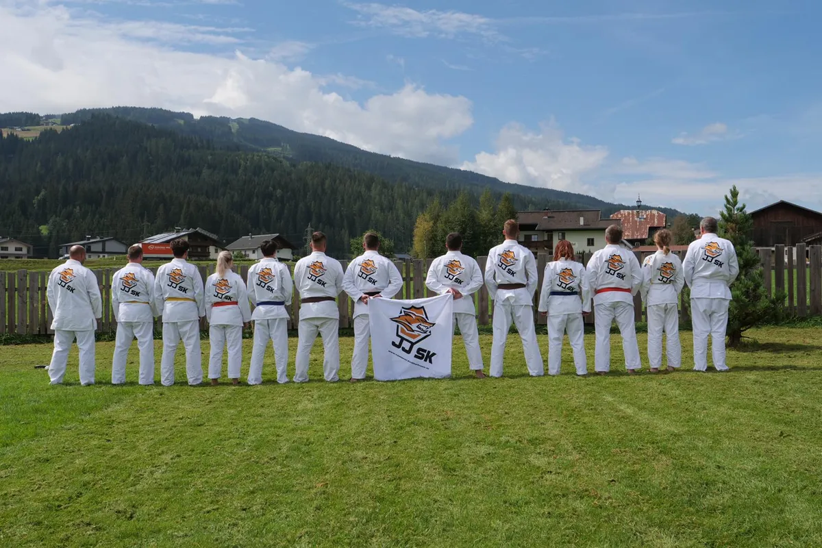 Teamfoto des Vereins in den Bergen